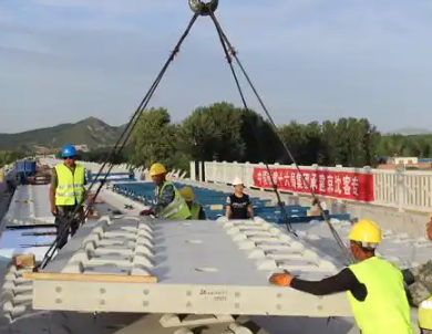 北盤江特大橋鋼絲繩索具起吊橋板面拼裝作業(yè)